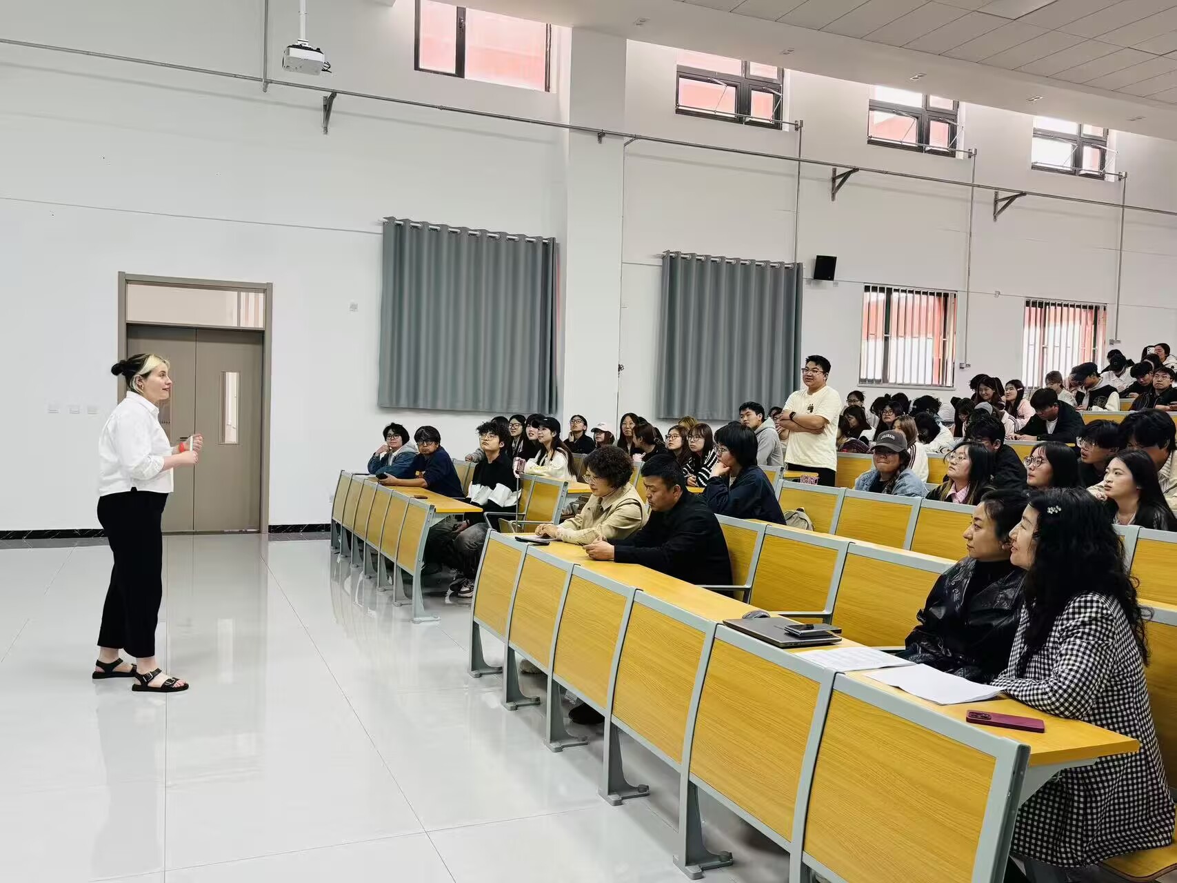 为进一步搭建国际学术交流平台，提升师生学术素养...